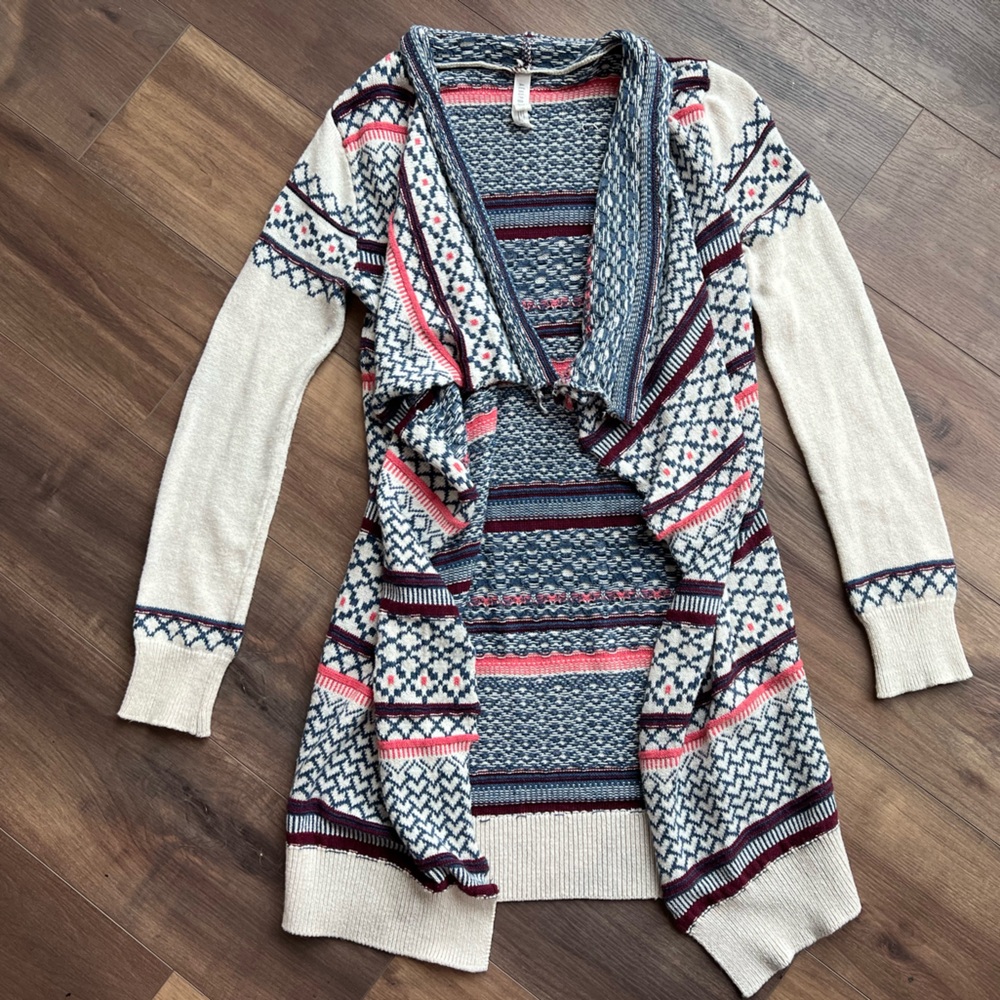 Women’s long sleeve longer cardigan. Size small💙